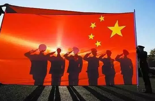 今天，向警察队伍中穿过军装的你们致敬！